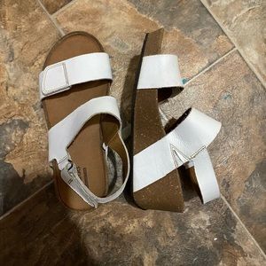 There a white Clark heels, size 6.5-7